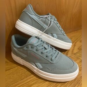 Reebok white and beige size 6